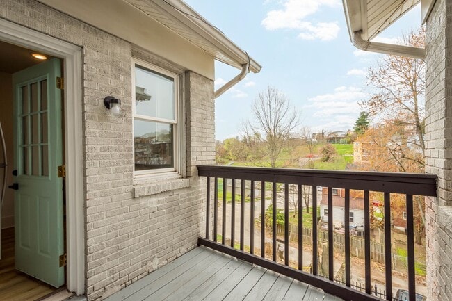 Foto del edificio - READY FOR MOVE IN! CHECK OUT THIS RENOVATE...