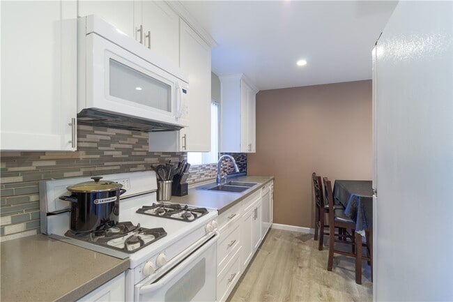 Building Photo - 628 E Birch St