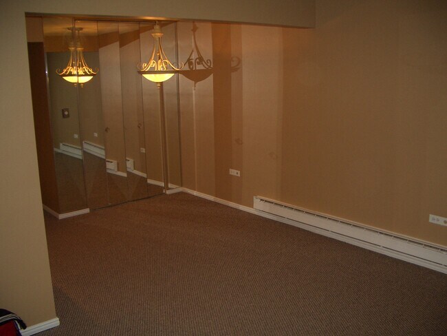 Foto del edificio - 8811 Schneider Ave