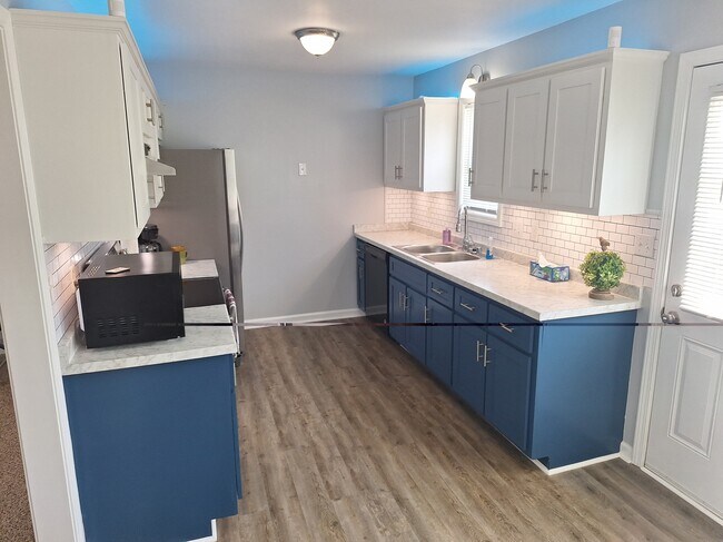 full kitchen with motion detected above and below lighting - 695 Artic Ave