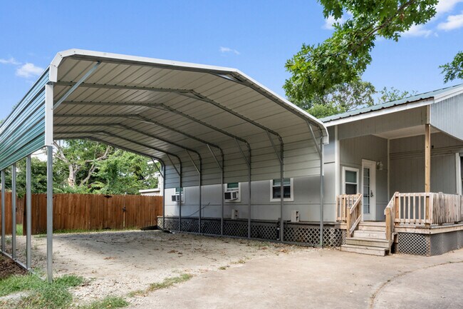 Foto del edificio - 112 Queenswood Dr