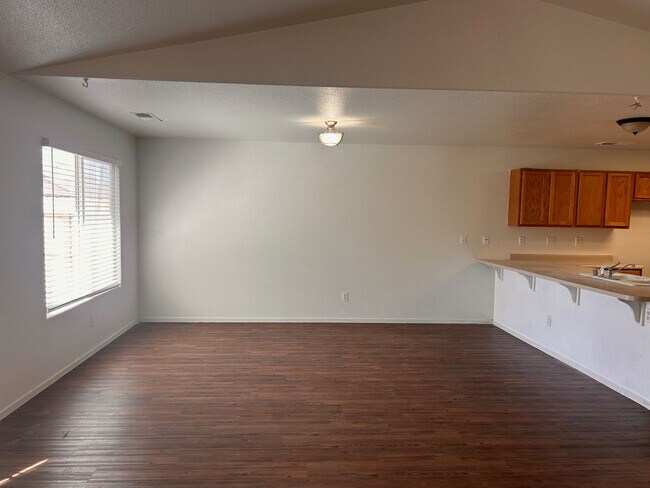 Building Photo - Great home for rent in Tulare!