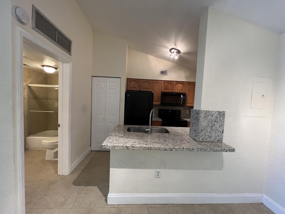 Foto principal - 2803 N Oakland Forest Dr