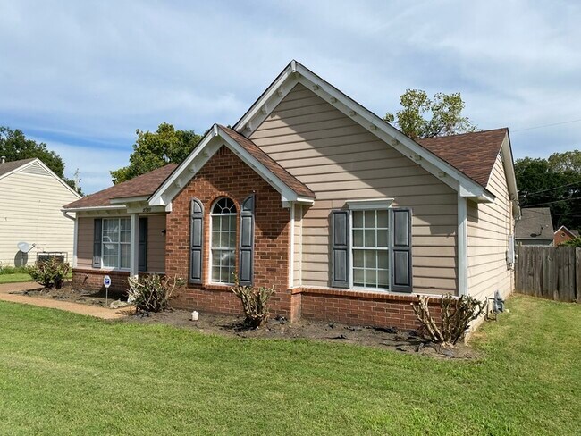 Building Photo - $300 OFF FIRST MONTHS RENT!