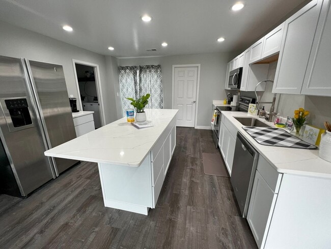 Photo - Fully Furnished rental with excellent cent... House