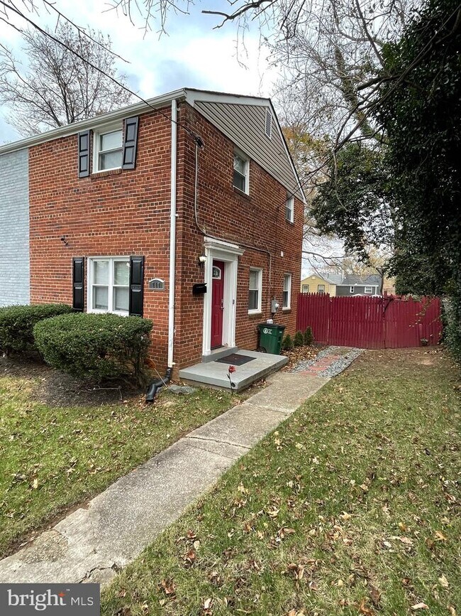 Building Photo - 717 71st Ave