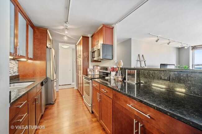 Foto del edificio - 2626 N Lakeview Ave