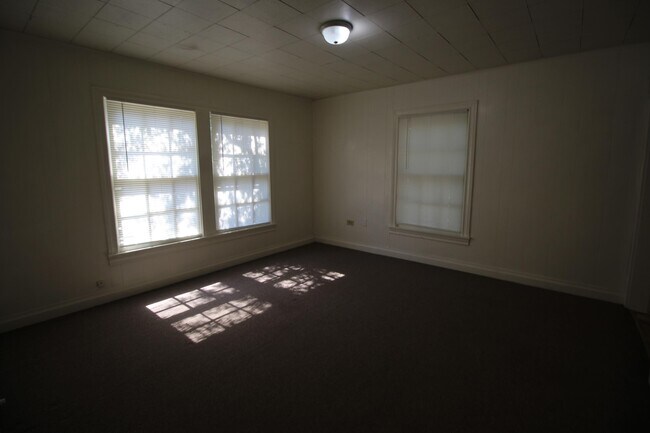 Foto del edificio - 323 N Houston St