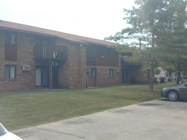 Building Photo - Cedar Creek Apartments-Oshkosh