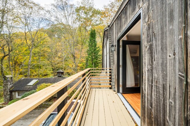 Foto del edificio - 2 Newtown Turnpike