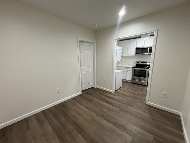 Building Photo - 3 Bedroom 2 Bath Home
