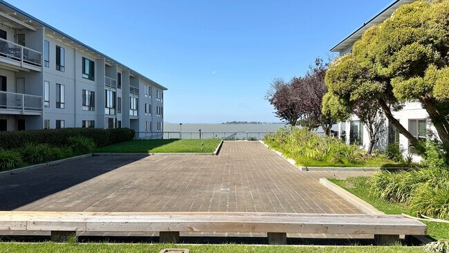 Foto del edificio - Walk to the Water from your Patio in this ...