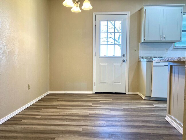 Building Photo - Newley Remodeled!  Must See! 3 Bed 2 Bath!