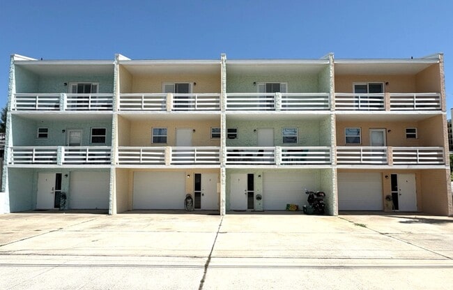 Stunning Beachside Townhome in Port Orange! - Stunning Beachside Townhome in Port Orange!