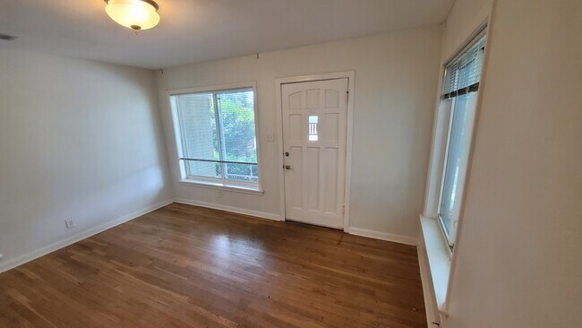 Building Photo - 902 E Live Oak St