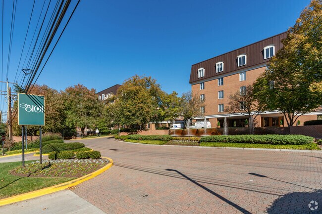 Foto del edificio - 8101 Connecticut Ave