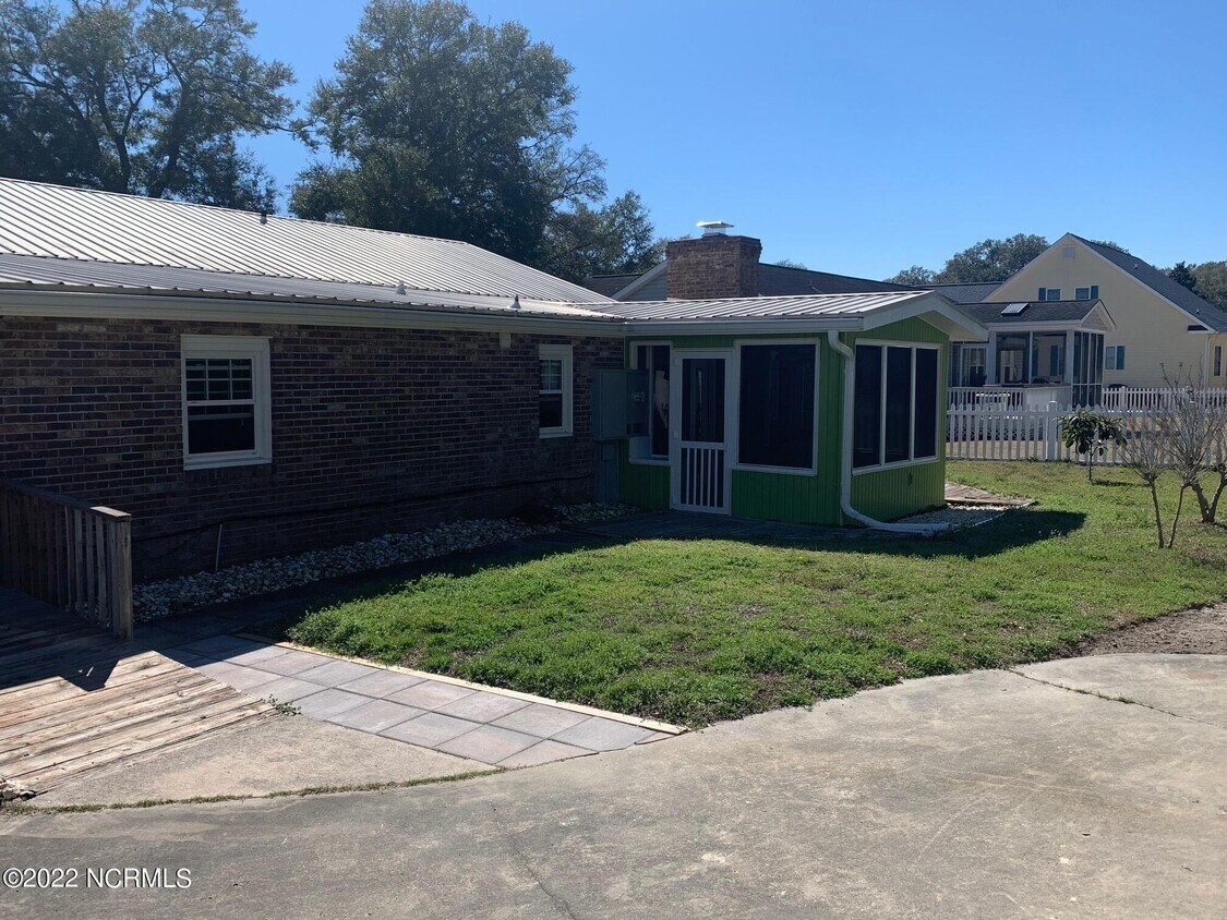 711 Shoreline Dr W, Sunset Beach, NC 28468 Apartment for Rent in