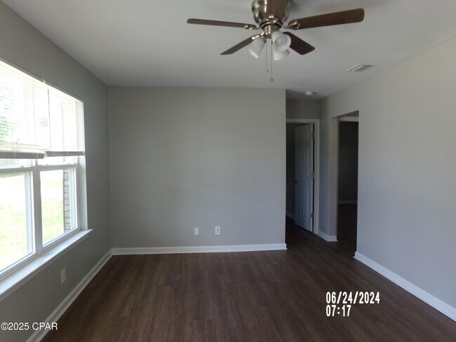 Foto del edificio - 3921 E 10th St