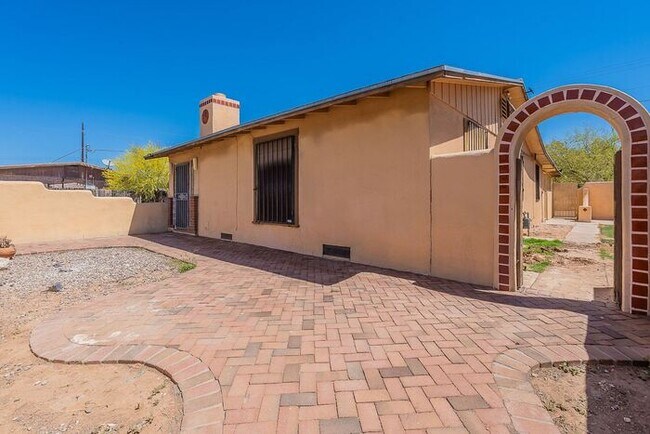 Building Photo - Centrally Located 4-Bed, 2-Bath Tucson Rental – Near U of A