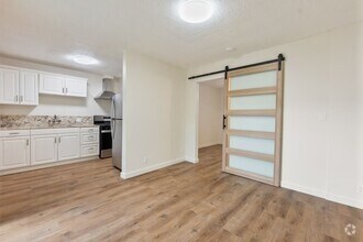 Building Photo - 525 Catalina St