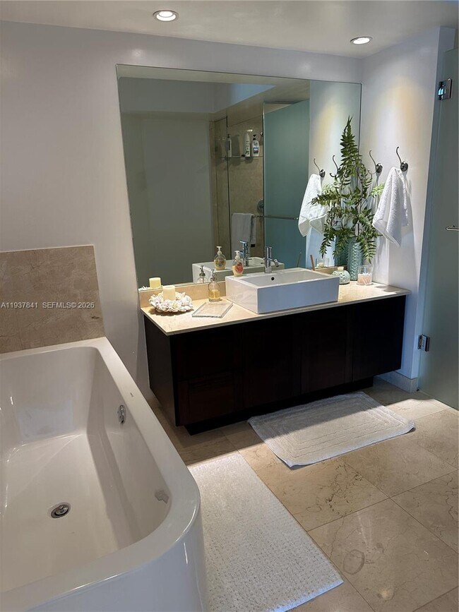 Foto del edificio - 150 Sunny Isles Blvd