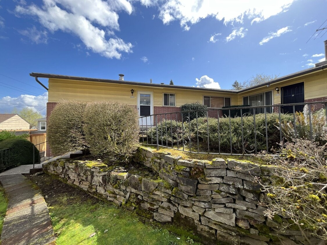 Spacious 3 Bedroom with Bonus Living Area, Patio & Built in Fireplace - Spacious 3 Bedroom with Bonus Living Area, Patio & Built in Fireplace