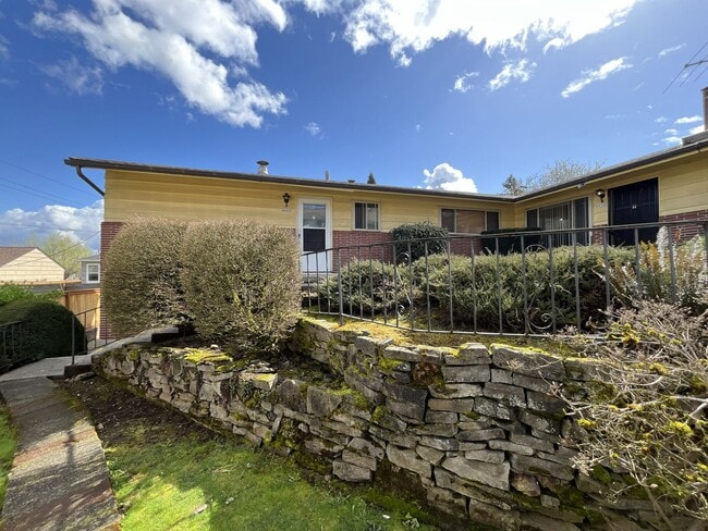 Spacious 3 Bedroom with Bonus Living Area, Patio & Built in Fireplace - Spacious 3 Bedroom with Bonus Living Area, Patio & Built in Fireplace Apartment