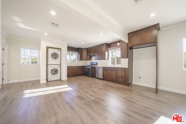 Foto del edificio - 136 N Rampart Blvd