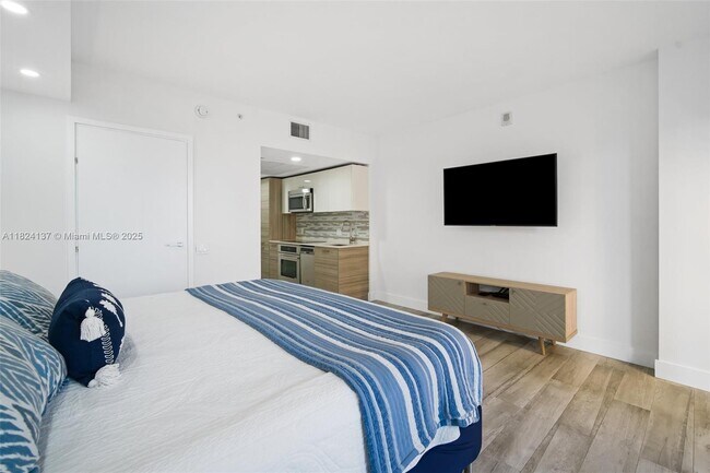 Building Photo - 1300 Brickell Bay Dr