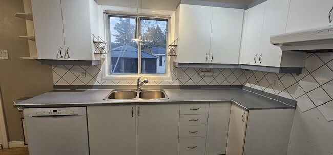 Building Photo - 585 Rue Primeau