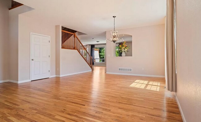 Foto del edificio - Huge room in a large shared home, private bathroom, walk in closet, great neighborhood, friendly ...