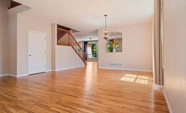 Building Photo - Huge room in a large shared home, private bathroom, walk in closet, great neighborhood, friendly ...