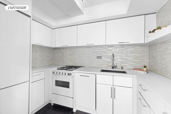 Building Photo - 305 E 72nd St