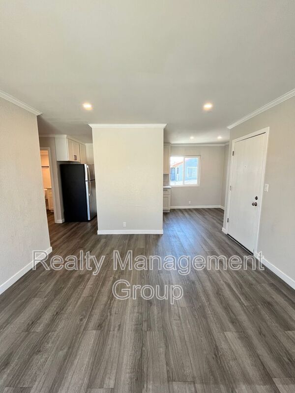 Building Photo - 4143 Van Dyke Ave