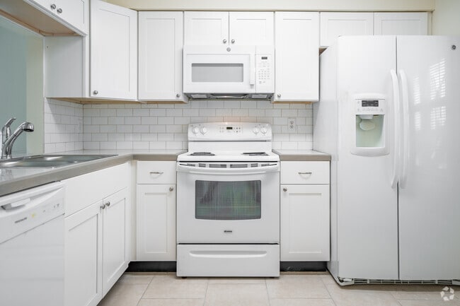 2BR, 2BA - 750SF - Kitchen - Belcher Park Apartments-Rent Specials Offered