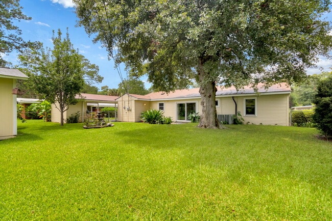 Foto del edificio - 319 Tanglewood Rd