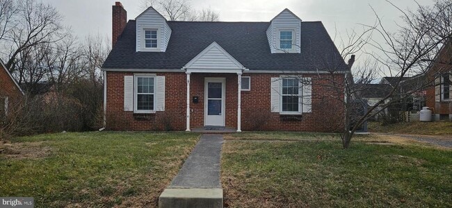 Building Photo - 423 Happy Creek Rd