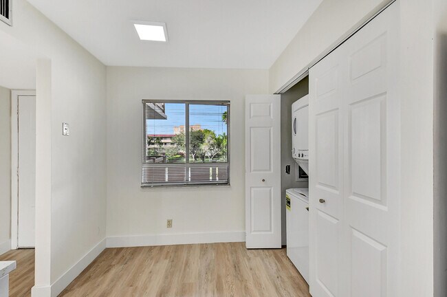 Building Photo - 14360 Strathmore Ln