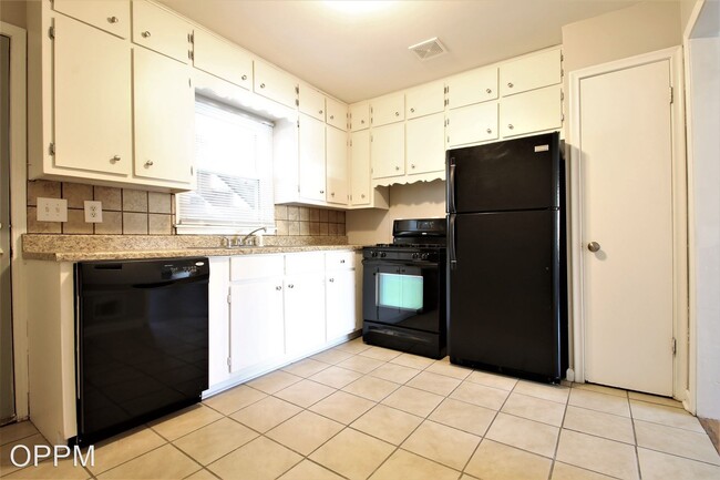 Building Photo - 2 br, 1 bath Apartment - 806 N 46th St