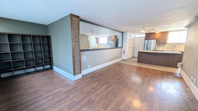 Foto del edificio - 1 Bed 1 Bath with Den at Waikiki Imperial Apt.