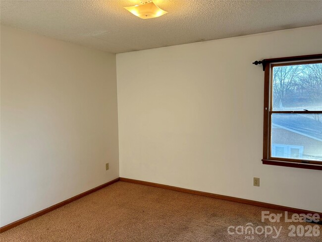 Building Photo - 1732 Lenora Cir