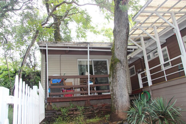 Building Photo - Poplar Street Bungalow