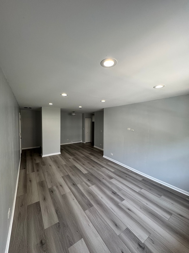 Building Photo - 5950 N Kenmore Ave