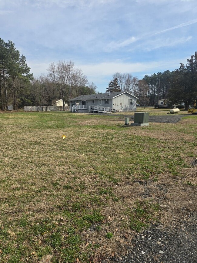 Building Photo - 3 bedrooms and a large yard