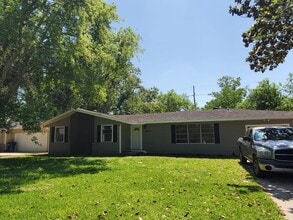 Building Photo - 8767 Cloverdale