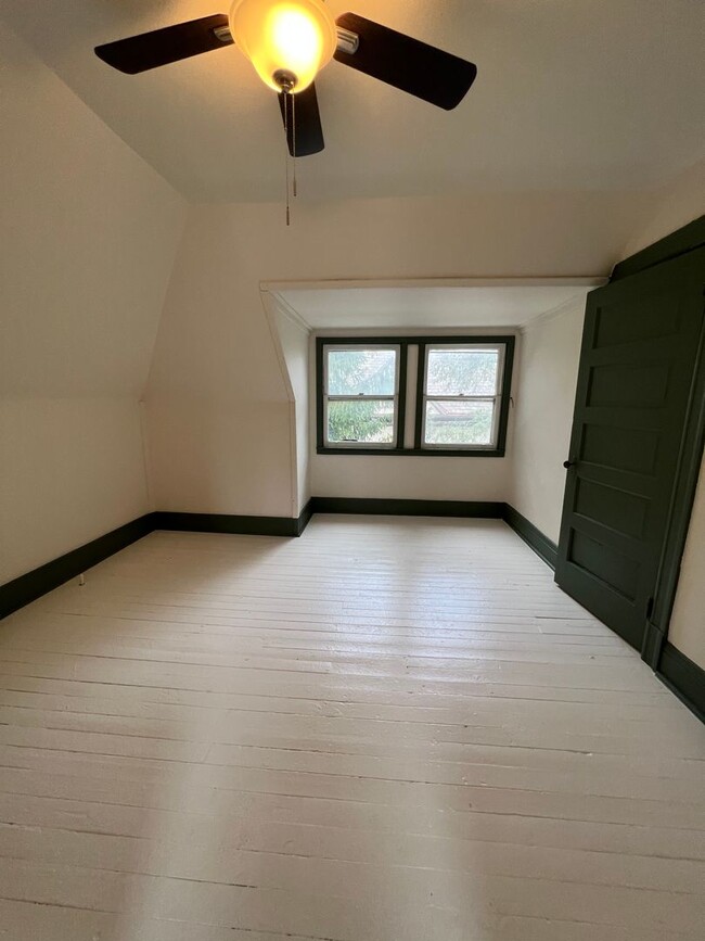 Building Photo - Newly renovated spacious 4 bedroom home in...