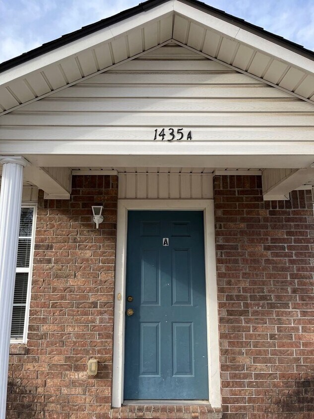 Primary Photo - Cozy 3B/2B Duplex located Coming in Mid Fe...