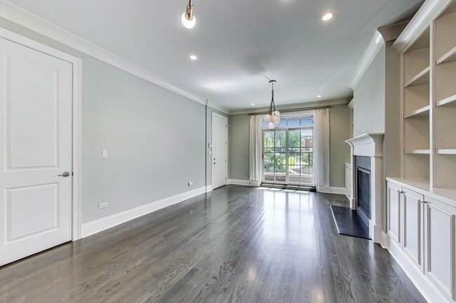 Building Photo - 2038 N Burling St