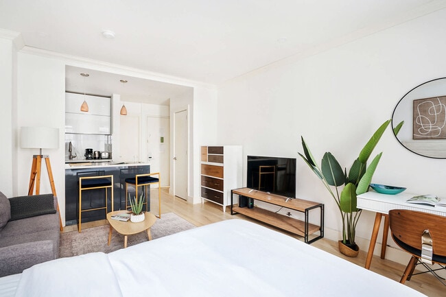 Building Photo - 1597 York Ave