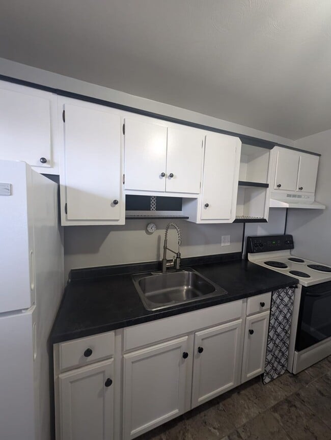 Building Photo - Studio Apartment in Speedway!